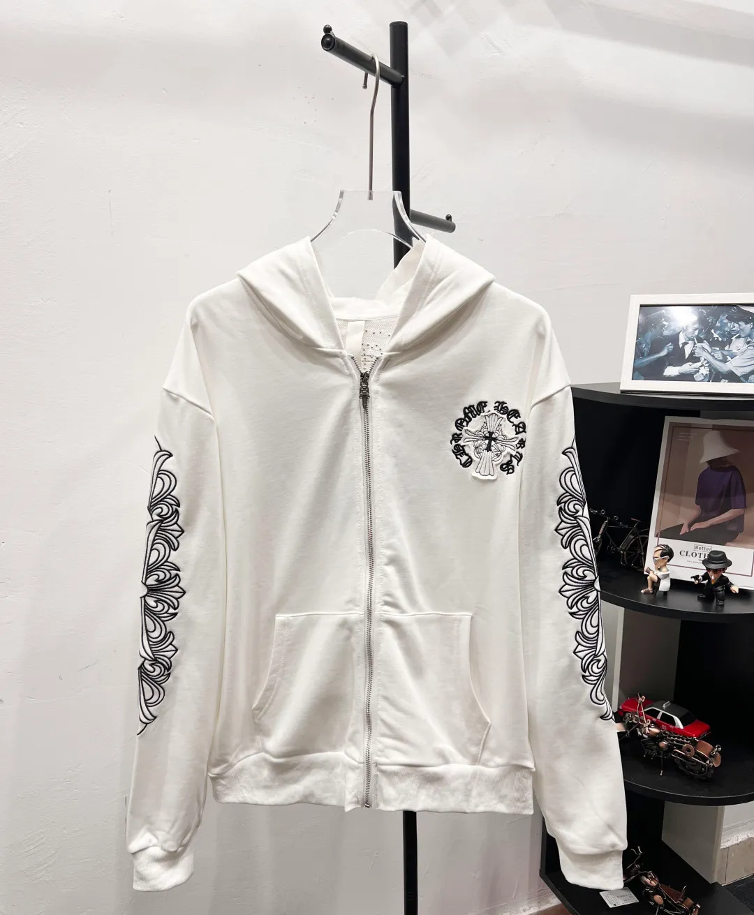 P320 Luxury 𝐂𝐡𝐫𝐨𝐦𝐞 𝐇𝐞𝐚𝐫𝐭𝐬/Cro Xin 2025 Pearl Cross Fully Embroidered New Original Counter High Street Style Jacket Top Version! Customized 420g heavyweight pure cotton fabric! High street style pearl cross all over embroidery + complex pattern embroidery on the sleeves + all embroidery is covered with rubber! Top products from the counter. The upper body is comfortable and textured. It has a low-key luxury feel. The outfit shows high-end taste. The large-cut tailoring is neat and elegant. The sophistication of the upper body is directly impressive👍High-end materials. High-quality cotton materials are selected✂️Outstanding quality. Special processing technology makes the body shape crisp and skin-friendly! No matter your figure, your upper body can instantly become a fashion icon, full of luxury. Accessories: Original molded leather collar label, authentic original hangtag + matching sling + 3D hanging beads + original packaging bag. Craftsmanship: The original version has consistent wiring! Detailed alignment process, highest degree of restoration! Multiple pattern making and debugging, 100% replica of the authentic quality! The correct version is the same for men and women. It is eye-catching, looks great and has full aura! Size: S M L Color: White Black